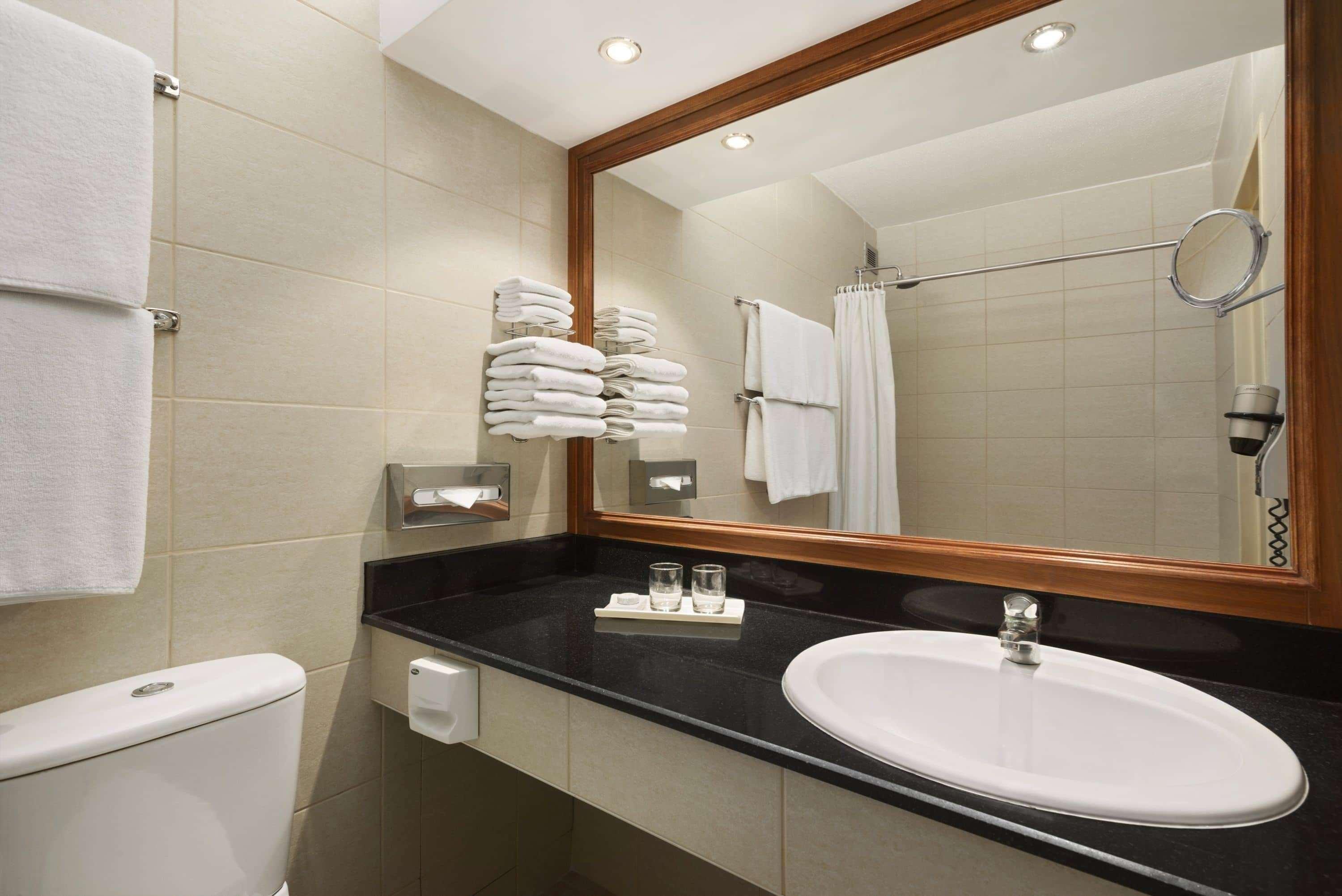 Ramada By Wyndham Bahrain Hotel Manáma Kültér fotó